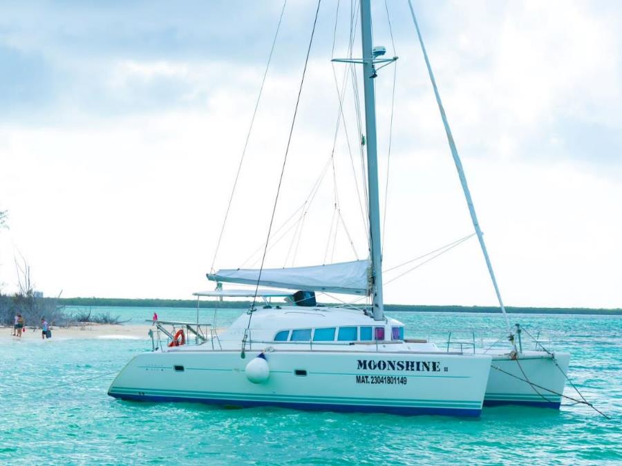 Moonshine 41 Pies, Renta de Catamaranes en Cozumel